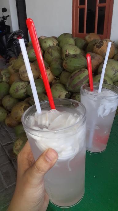 ES KELAPA MUDA & PENTOL BAKAR. DUA PUTRA