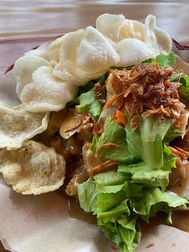 GADO-GADO BU LIA