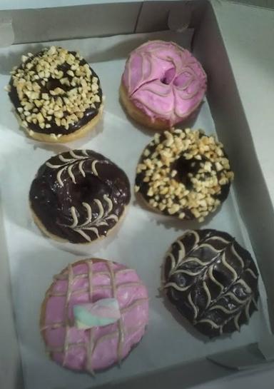 FAY DONUTS