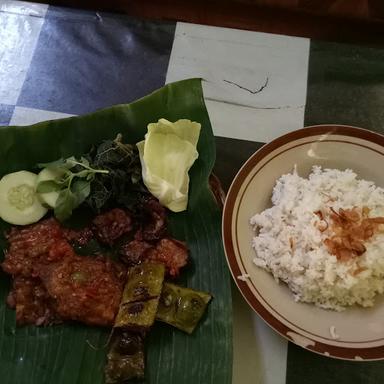 AYAM BAKAR & GORENG KAMPUNG ARUM SARI