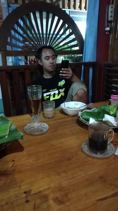 WARUNG NASI KHAS SUNDA LESEHAN MARIBAYA