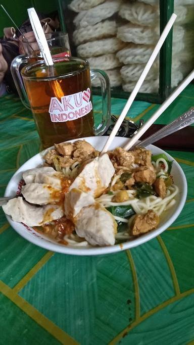 MIE AYAM DAN BASO PAK NGUN