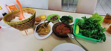 IBU HAJI CIJANTUNG RUMAH MAKAN