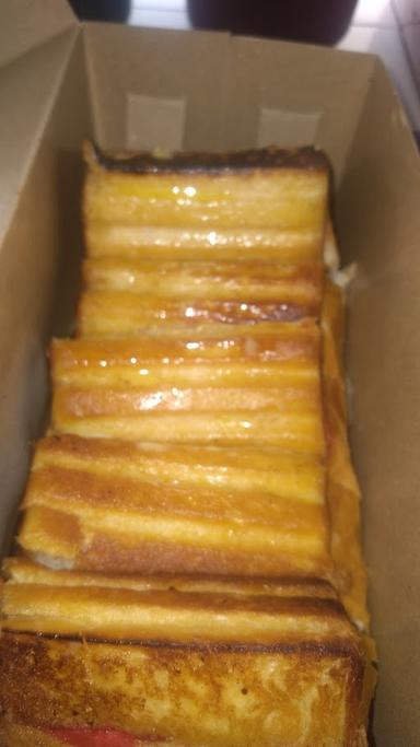 ROTI BAKAR MANIS 4 SODARA (PINGGIR LES AHE CIBATEK)