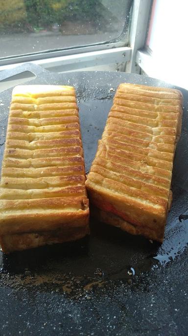 ROTI BAKAR MANIS 4 SODARA (PINGGIR LES AHE CIBATEK)