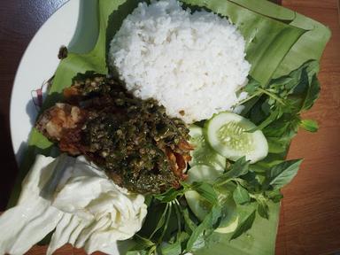 AYAM GEPREK SAMBAL IJO&MERAH