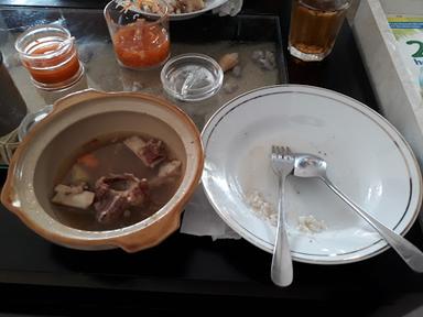 KEDAI SOP & IGA BUNTUT OM JENGGOT