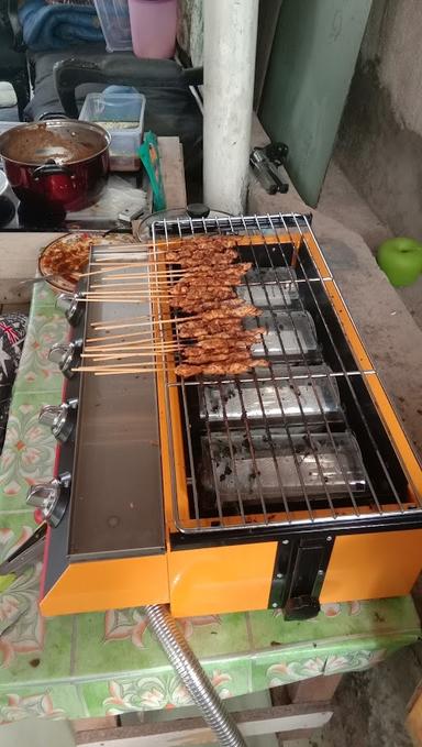 SATE UNYIL MAMA MONIKA ( DUA RUMAH DARI MUSHOLA NURUL IMAN)