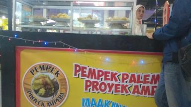 PEMPEK PALEMBANG PROYEK AMPERA, MALL DONOYO