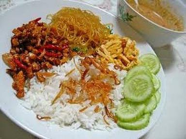 MIE JU-PE & NASI UDUK GIO