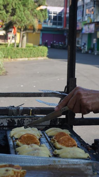 KUE PUKIS DAN RANGIN PAK AMIN