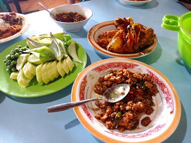 WARUNG TASIK (AYAM GORENG TASIK)