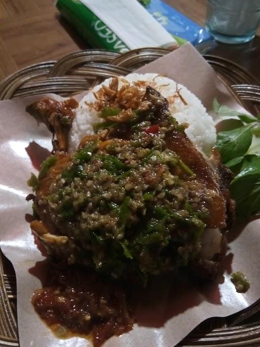 AYAM PENYET SAMBEL IJO CAK UMAR