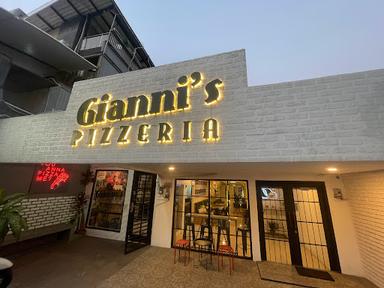 GIANNI'S PIZZERIA