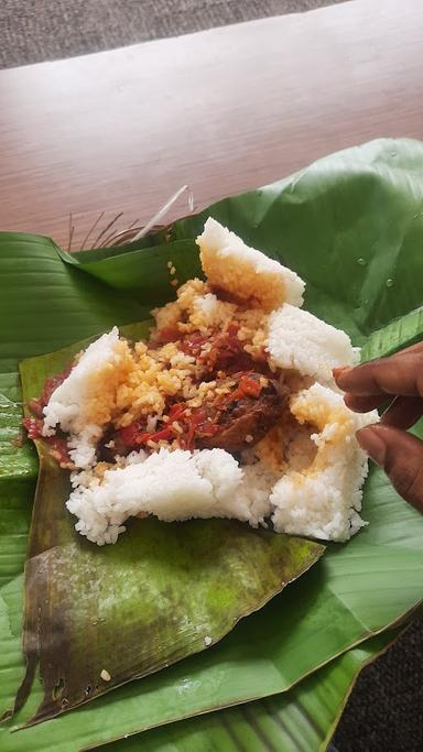 NASI BUNGKUS DAUN ( GM ) GONJONG MERAH DEPAN SMA 5 BUKITTINGGI