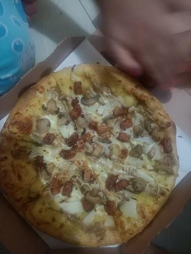 DOMINO'S PIZZA