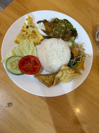 AYAM GORENG PEMUDA