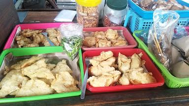 ANGKRINGAN PATUNG AYAM JAGERAN