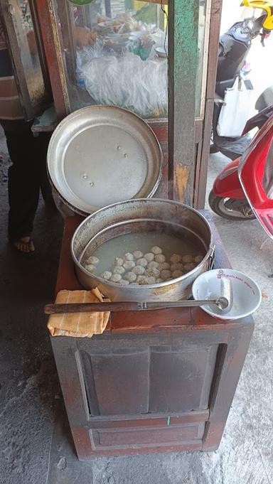 WARUNG BAKSO URAT SEMANU