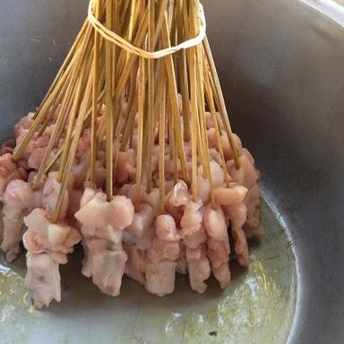 SATE KELINCI DAN TONGSENG MERNEK