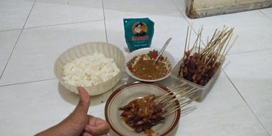 SATE KELINCI DAN TONGSENG MERNEK