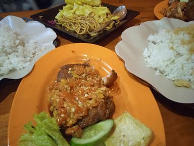 AYAM GORENG NELONGSO KOPO SAYATI