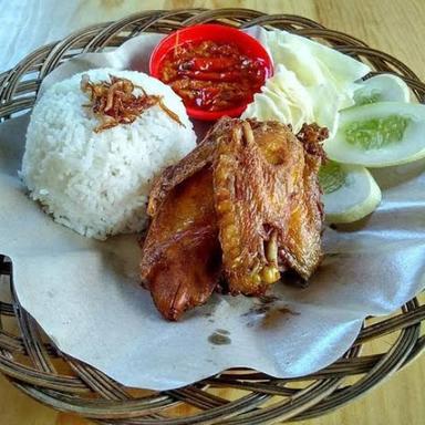 AYAM GORENG SAMBEL KOREK