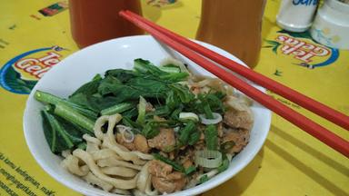 MIE AYAM DAN BAKSO SI KEMBAR