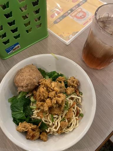 BAKSO & MIE AYAM TEH SELVI