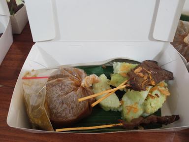 SATE DAN MIE REBUS BANG MIN