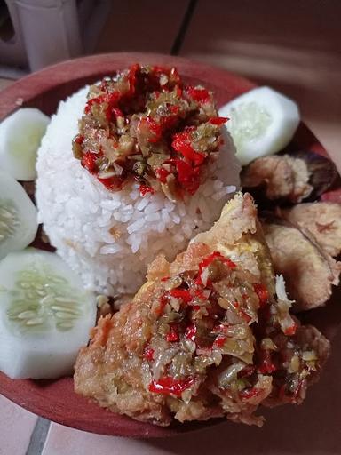 AYAM PENYET TULANG REMUK ABANG ADEK