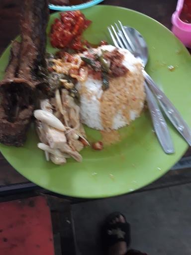 WARUNG NASI BAWAH POHON