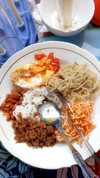 LONTONG DAN NASI UDUK KAK SUM