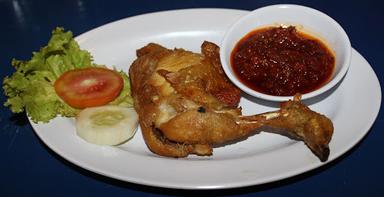 AYAM PENYET DAN IKAN LELE GORENG AMANDA