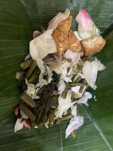 PECEL ULEG & AYAM PENYET BU NUR