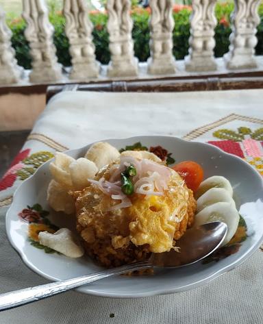 WARUNG LONTONG NENEK TUTI - MARTUBUNG