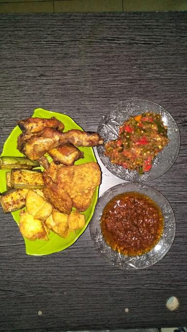 AYAM PENYET MAMA AARA