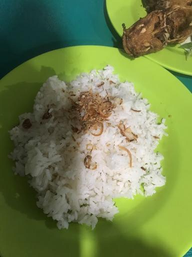 AYAM PENYET CINTA