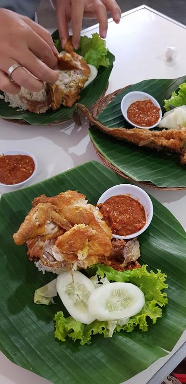 WARUNG AYAM PENYET BU DEWI