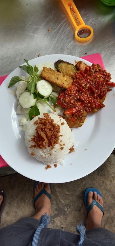 AYAM PENYET EN'TONG