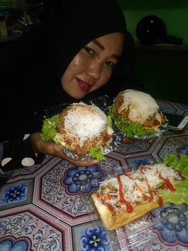 BURGER GORENG KAK PUAN