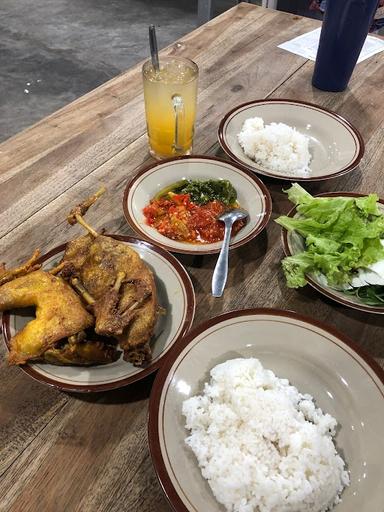 BEBEK DAN AYAM KAMPUNG MAS BUDI