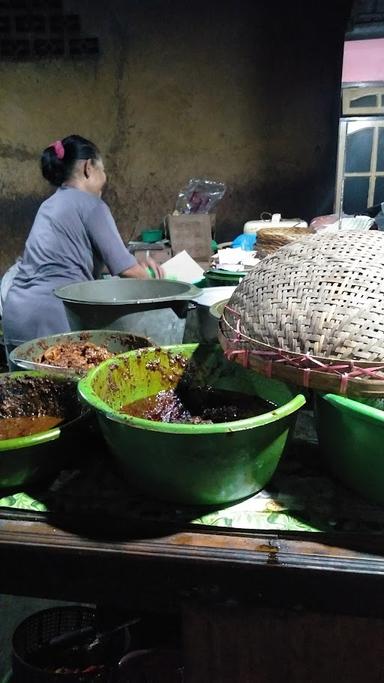 WARUNG NASI PEDAS BU SOSRO