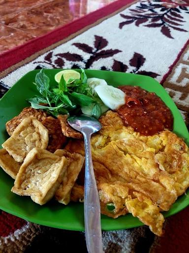 PECEL BELUT PAK HARI