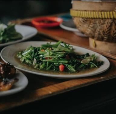 WARUNG APUNG RAHMAWATI MENGANTI