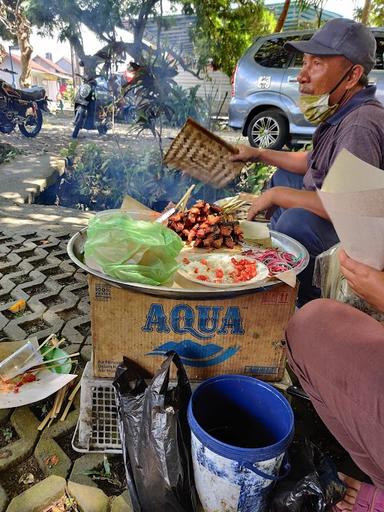 SATE BABI BAWAH POHON ABIANBASE