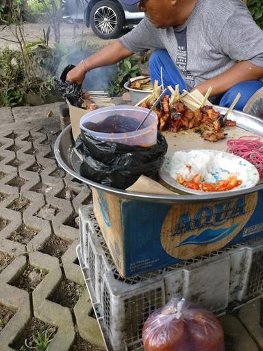 SATE BABI BAWAH POHON ABIANBASE