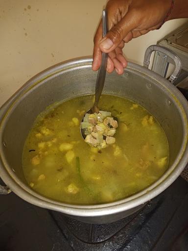 WARUNG POJOK PAK RISKI (NASI LAWAR + SOTO)