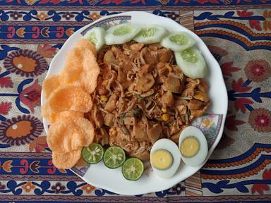 GADO-GADO MANG ARI