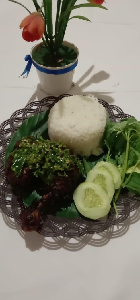 AYAM GEPREK LOMBOK IJO LARAS